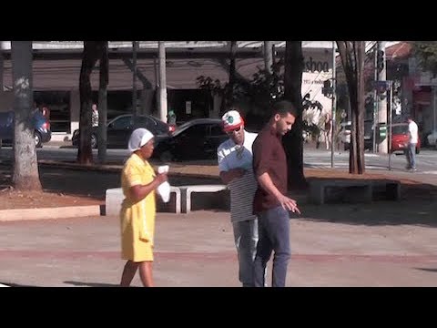 Sujou! “Maluco” chega apavorando e acaba apanhando da galera