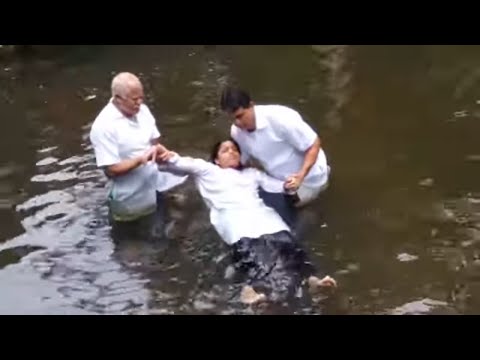 Menina é arrebatada após seu batismo nas águas (Video completo).