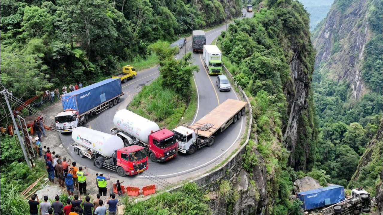 Asli Bukan Kaleng-Kaleng..Nyali Driver Truk Trailer LPG Nekat Salip Truk Di Tikungan Ekstrim