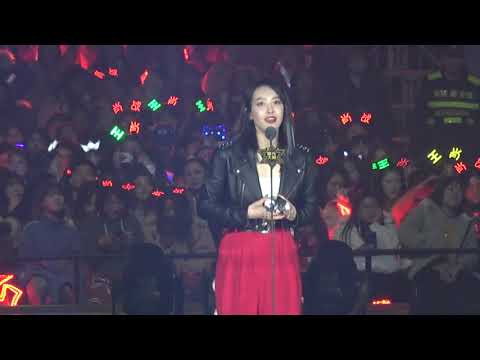 [HD] 191228 Victoria won 'Fashion Icon' Award Focus - Tencent Video Star Awards