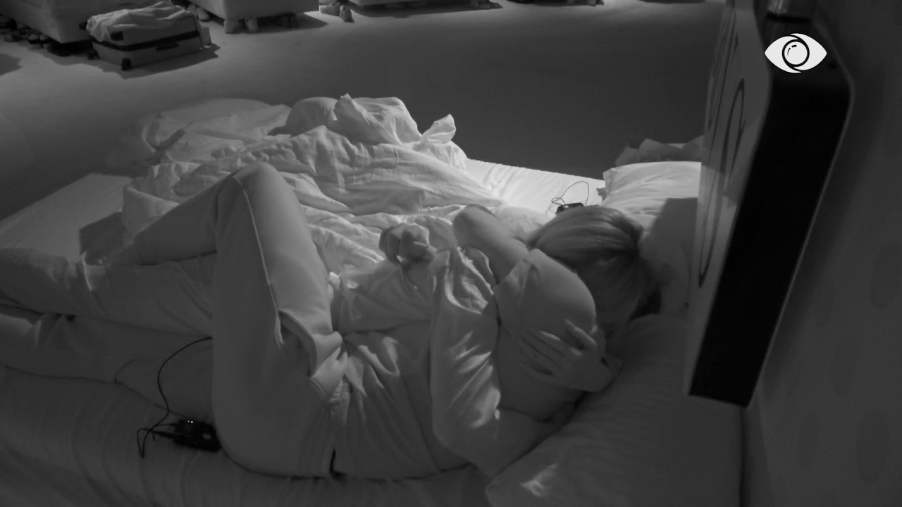 Gimbo dhe Selin shkëmbejnë puthje dhe përqafime në krevat me njëri-tjetrin