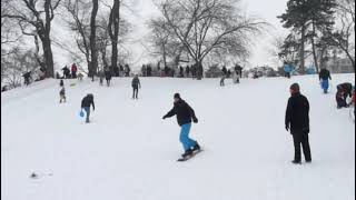 preview picture of video 'Session snowboard Buttes Chaumont Paris 20 janvier 2013 (1)'