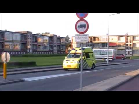 Ambulance 02-111 Leeuwarden met spoed naar een melding vanaf post Dokkum