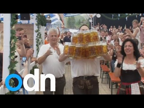 Alemão carrega 27 canecas e bate recorde mundial 