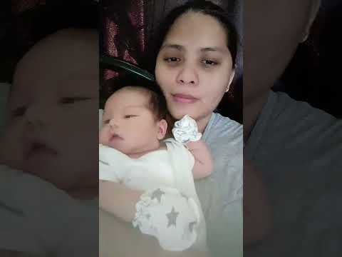 Carleigh 23 days with Mama