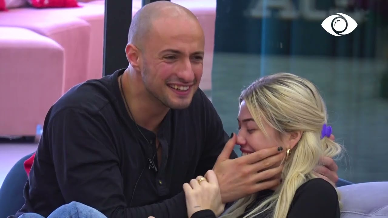 Batuta mes dysheve/ Luizi i jep 'leksione' Kristit si të puthë Kejsin