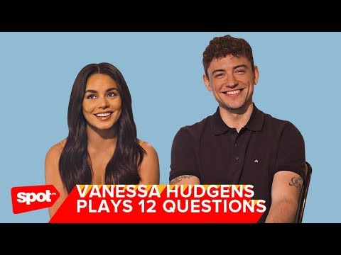 瓦妮莎-哈金斯和喬什-懷特豪斯玩轉聖誕12問。 (Vanessa Hudgens and Josh Whitehouse Play 12 Questions of Christmas)