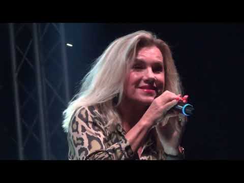 Leona Machálková: Sama ve tvém svetru