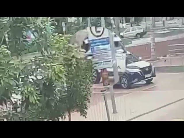 Veja momento em que homem entra em viatura