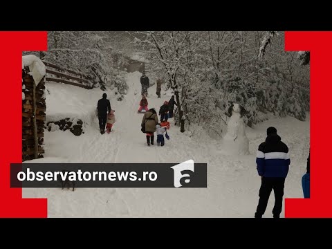 Harghita Băi, luată cu asalt de turişti. Stratul generos de zăpadă i-a bucurat şi pe cei mici