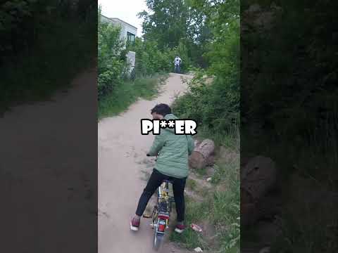 Er springt auf ein KIND!? 😱