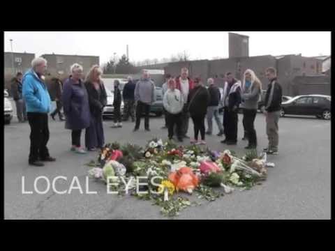 Pårørende lægger blomster ved drabsted i Hvidovre