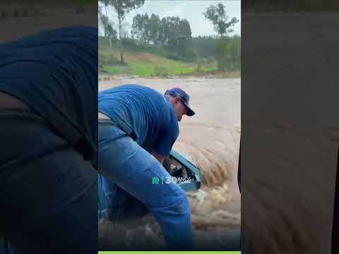 Idoso é resgatado de trator após ficar ilhado em enchente no RS