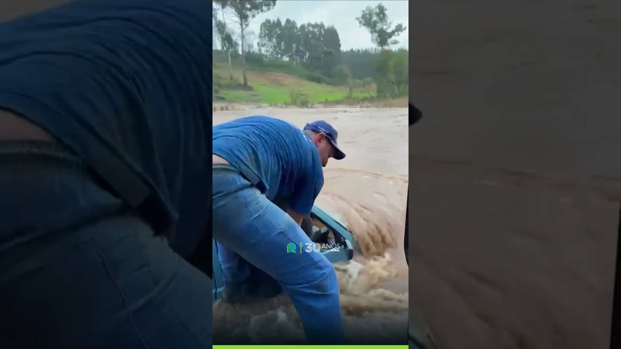 Idoso é resgatado de trator após ficar ilhado em enchente no RS