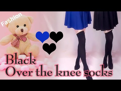 黒ニーハイと黒と青のミニスカート【Over the knee socks】