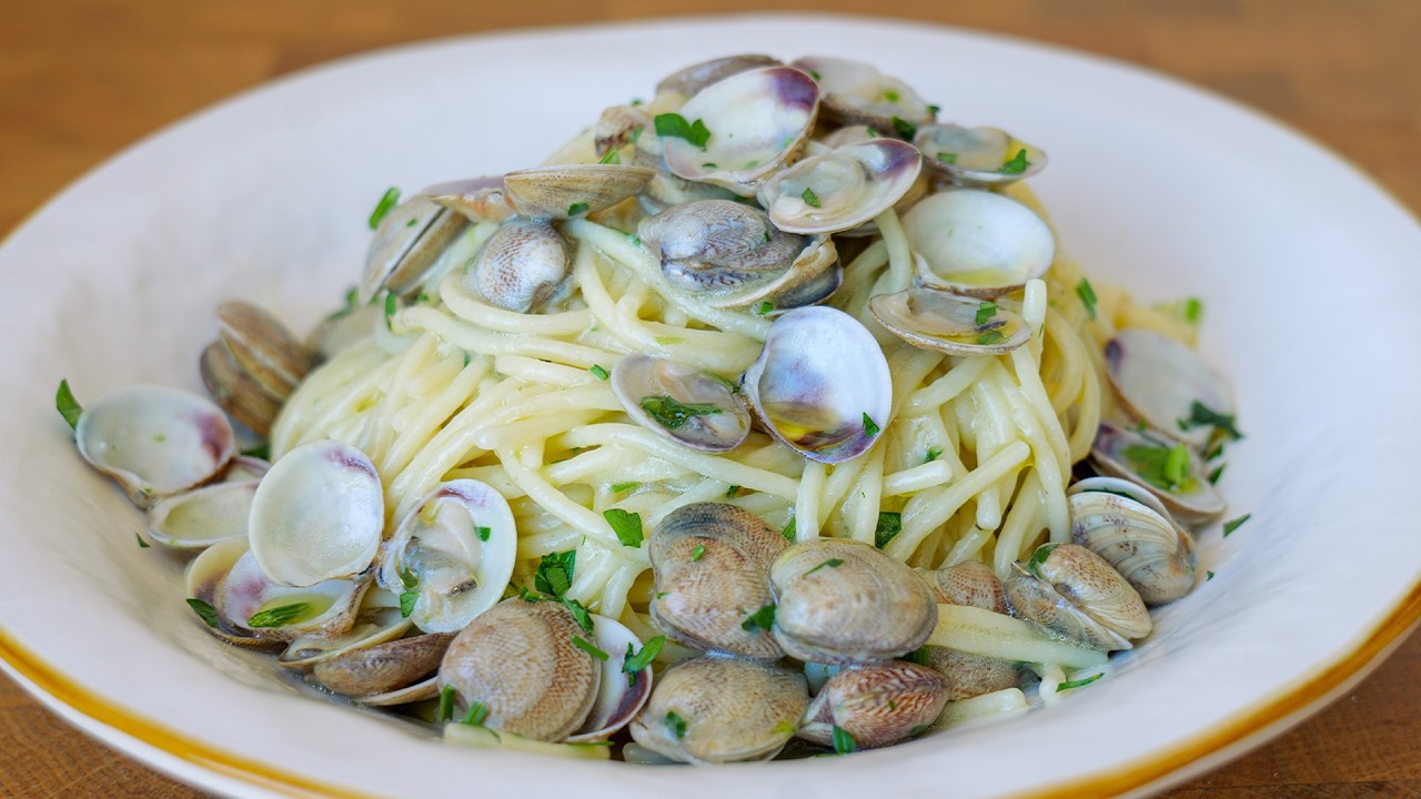 How to Make SPAGHETTI alle VONGOLE Like an Italian