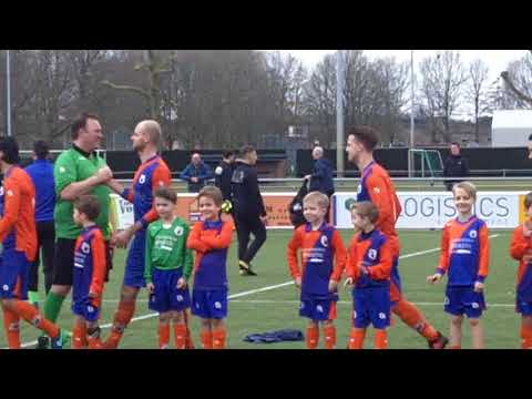 Joey hand in hand met de keeper van VOAB