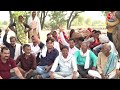 Lok Sabha Election: Hathras के दो गांव के लोगों ने पोलिंग बूथ को शिफ्ट करने पर जताया विरोध | Aaj Tak - Video