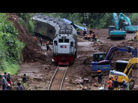 Train Running Slowly on Slippery Tracks due to Landslides - Java Railfanning