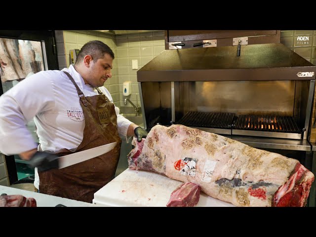 Come viene preparata la mitica bistecca alla Fiorentina della Trattoria Dall'Oste a Firenze