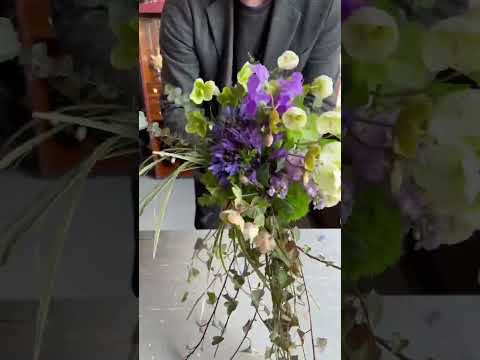 アリッセ・ロブラリアは、太陽の下で花をぶら下げ、夏のプランター