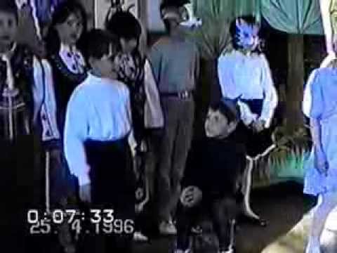 Тържество от 1996 г. показва как изглеждаше училището тогава