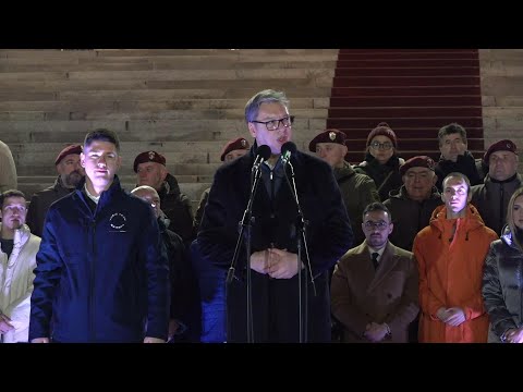 Predsdnik Srbije Aleksandar Vučić sa građanima ispred Doma Narodne skupštine