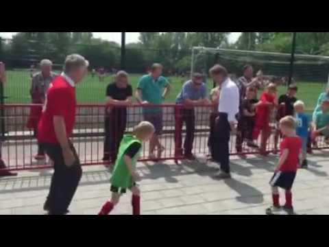 Burgemeester Swart opent pannakooi VV Grijpskerk