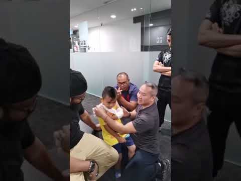 Throwback Yr 2019-Special Case ,the boy fell down and he suffer for his Elbow Chris Leong 马来西亚吉隆坡跌打
