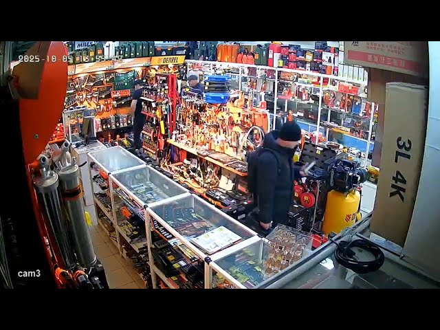 Полиция Ангарска объявила в розыск мужчину, подозреваемого в краже автозапчастей