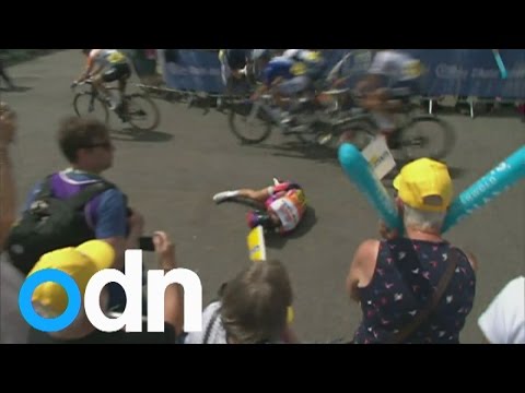 Lizzie Armitstead in hospital after crashing at end of race