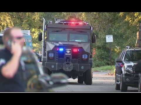 Suspected barricaded gunman surrenders in Detroit