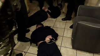В ночном клубе в результате стрельбы ранены двое - виновники прятались от спецназовцев в туалете