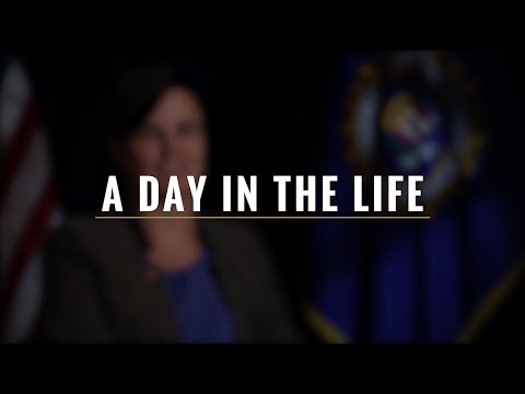 Intel.gov｜日常生活の中での一コマ｜インテリジェンス・アナリスト (Intel.gov | Day in the Life | Intelligence Analyst)