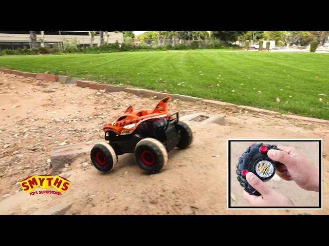 Vídeo relacionado con Hot Wheels Monster Trucks Tiger Shark Monster Truck de Gran tamaño, camión de Juguete metálico a Escala 1:24 con Ruedas Gigantes y diseños chulos, JDR02