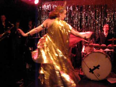 Burlesque preformer Yvette Les Fesses with Hornsgatan Ramblers