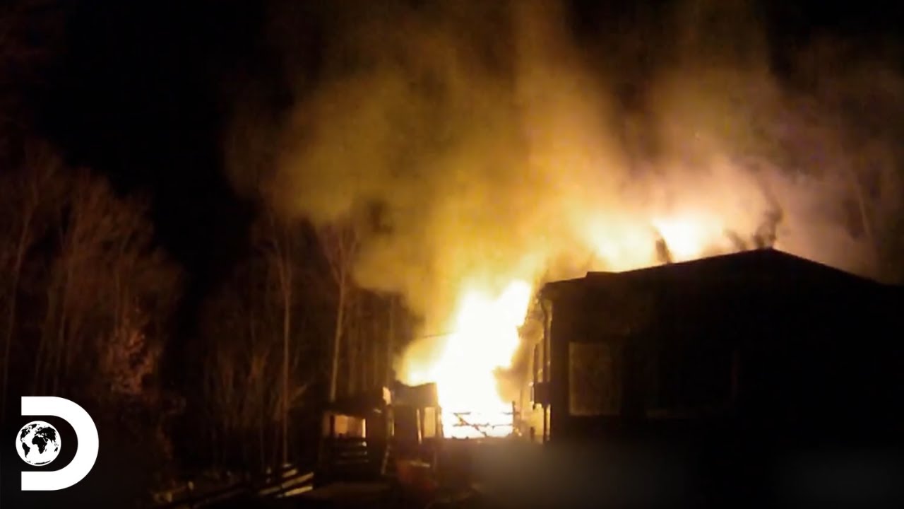 Perigoso incêndio prende um menor | Câmera crime | Discovery Brasil