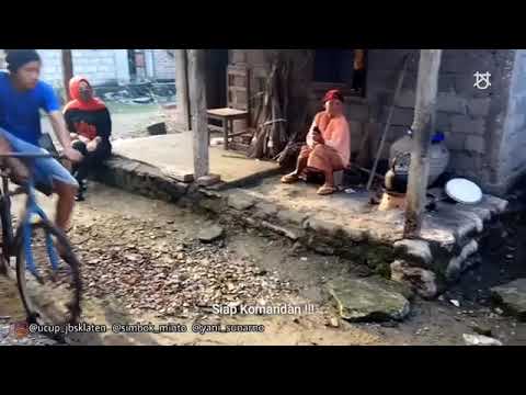 Mbah Minto jaga jarak dan pakai Masker