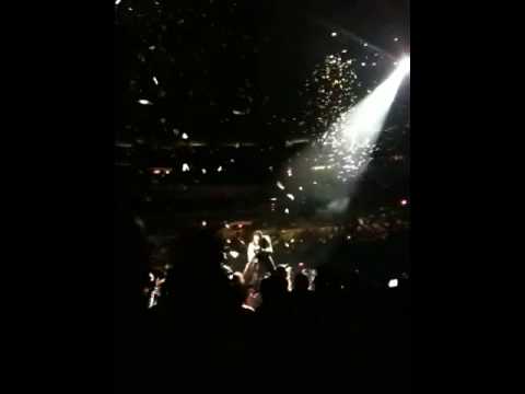 Maxwell at MSG pretty wings