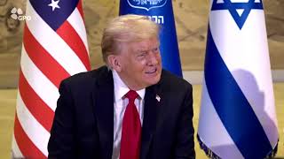 ראש הממשלה בנימין נתניהו ונשיא ארה״ב דונלד טראמפ בכנסת. (עדכוני משרד ראש הממשלה) - התמונה מוצגת ישירות מתוך אתר האינטרנט יוטיוב. זכויות היוצרים בתמונה שייכות ליוצרה. קישור קרדיט למקור התוכן נמצא בתוך דף הסרטון