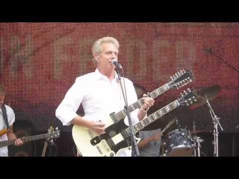 Hotel California performed by Don Felder (Live)