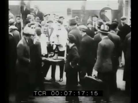 A Parigi si svolge la corsa dei camerieri.