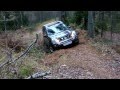 Nissan X-Trail на лесной дороге 