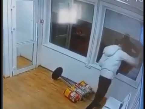 В Якутске мужчина разбуянился в теплой остановке и разбил монитор В Якутске мужчина разбуянился в теплой остановке и разбил монитор
