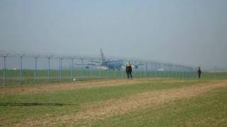 preview picture of video 'Air Force One landing in Prague 08-04-2010'