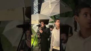 חופה מרגשת תחת גשם שוטף