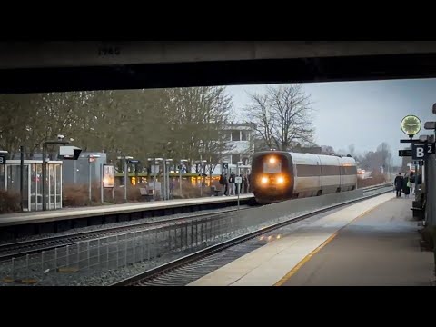 Trainspotting: Hastende elegance: DSB IC3 toget brager Igennem Hadsten Station i myldretiden