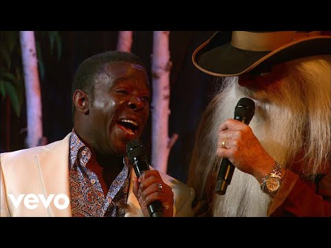 Gaither, Gaither Vocal Band, The Oak Ridge Boys, The Gatlin Brothers - Jesus Loves Me (Live)