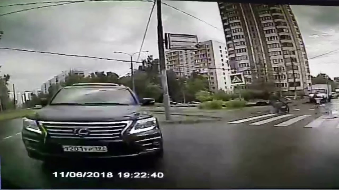 Пьяный водитель Lexus LX 570 выехал на встречку и врезался в автобус в Солнцево