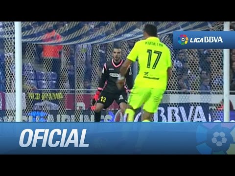 Remate dentro del área de Xumetra que despeja Pau